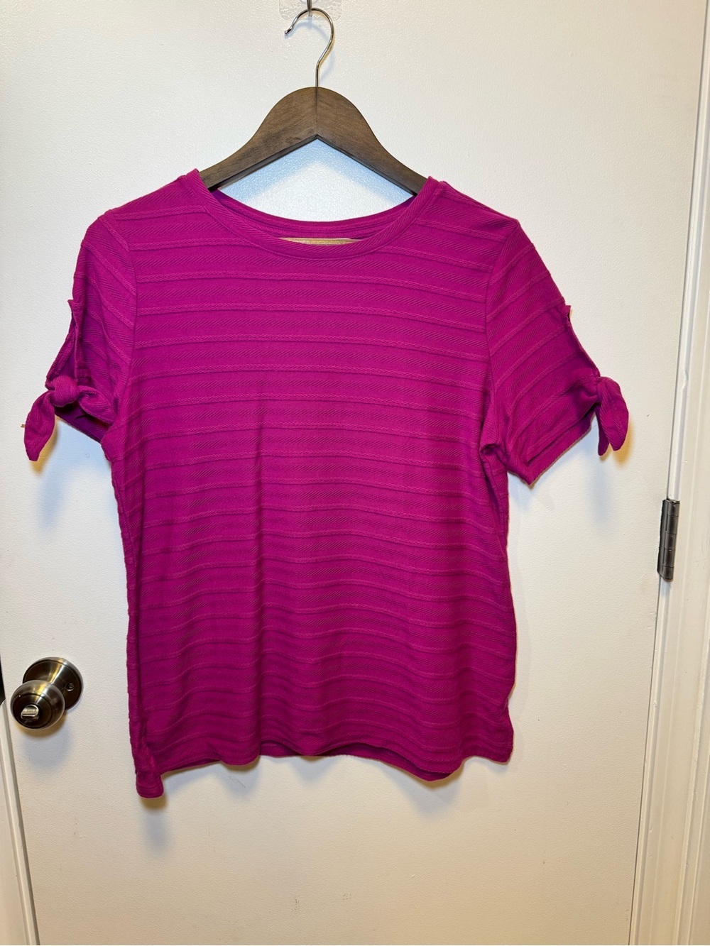 Liz Claiborne Short Sleeve Knit Top in Fuchsia Knotted Sleeves Size Medium
